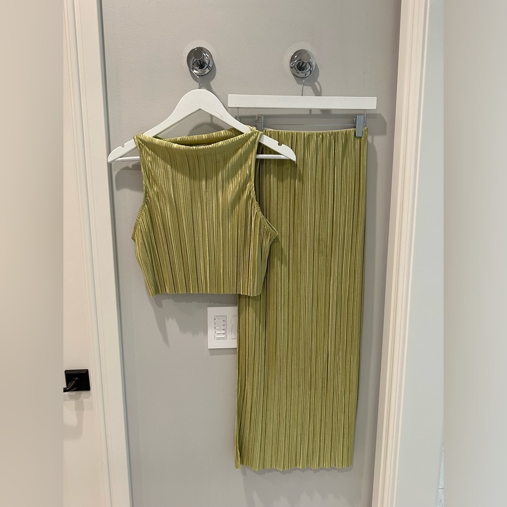 2 piece set. Very stretchy. So flattering.